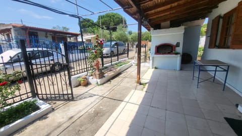 Peaceful 2-bedroom house 800m from beach House in Decentralized Administration of Macedonia and Thrace