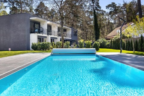 Property building, Garden, Balcony/Terrace, Pool view, Swimming pool