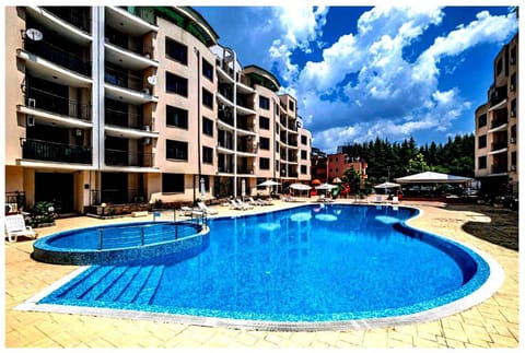 Property building, Swimming pool, sunbed