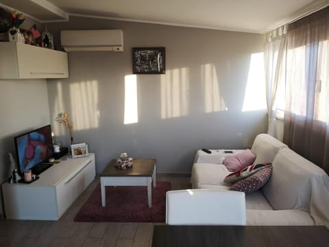 TV and multimedia, Living room, Seating area, Evening entertainment, air conditioner