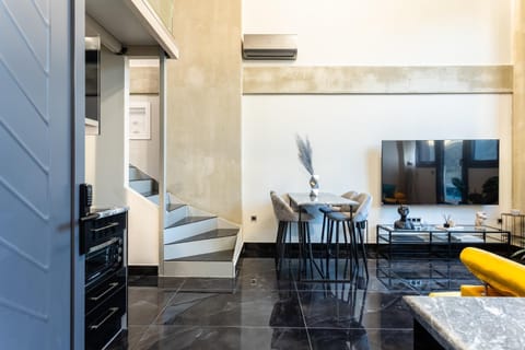 Kitchen or kitchenette, Living room, Seating area, Dining area