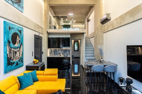 TV and multimedia, Kitchen or kitchenette, Living room, Seating area, Dining area