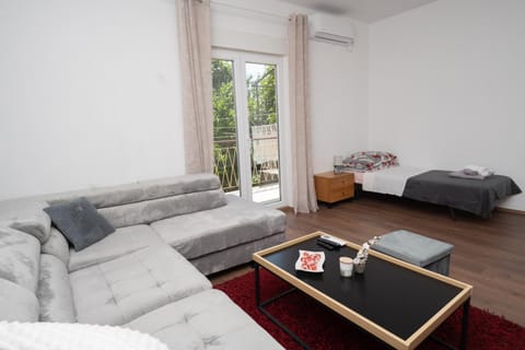 Bed, Living room, Photo of the whole room