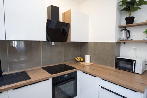 Kitchen or kitchenette, microwave, oven, stove