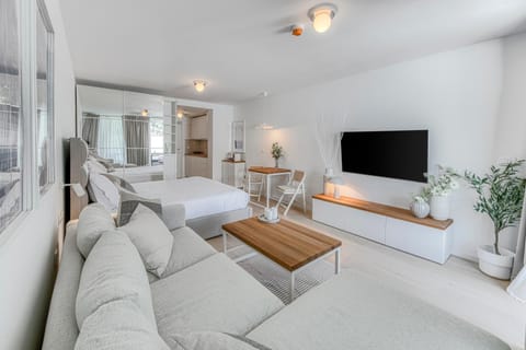 Bed, TV and multimedia, Living room, Photo of the whole room, Seating area, Bedroom
