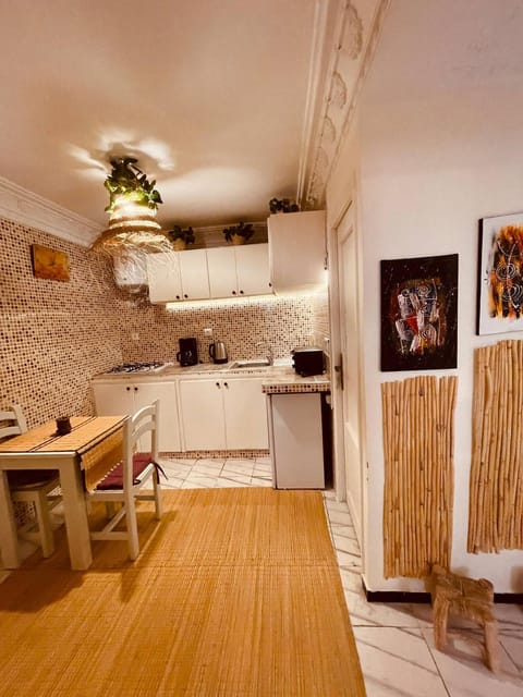 Restaurant/places to eat, Coffee/tea facilities, Seating area, microwave, stove, kitchen