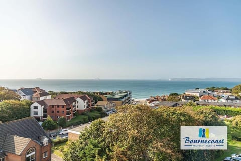 EAST WING BURLINGTON by BOURNECOAST - Lovely Apartment with Roof Terrace, Communal Gym and Sea Glimpses - FM977 Apartment in Bournemouth