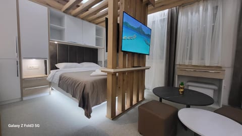 Bed, TV and multimedia, Photo of the whole room, Bedroom