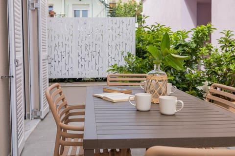 View (from property/room), Balcony/Terrace, Seating area, Dining area