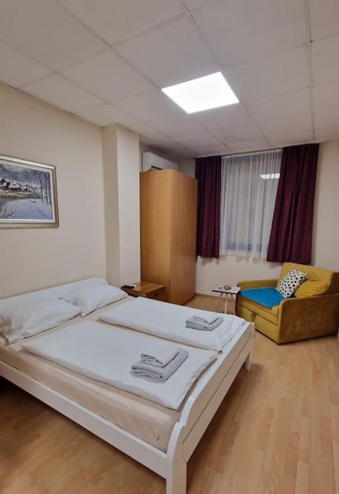 Bed, Photo of the whole room, Seating area, Bedroom