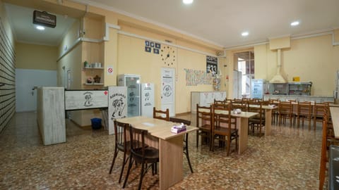 Kitchen or kitchenette, Dining area, minibar, oven, kitchen