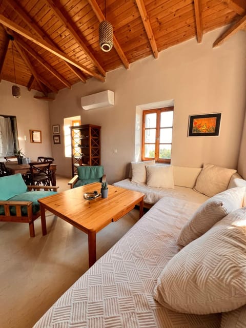 Mia's Atelier Apartment in Messenia