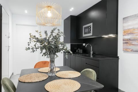 Kitchen or kitchenette, Dining area