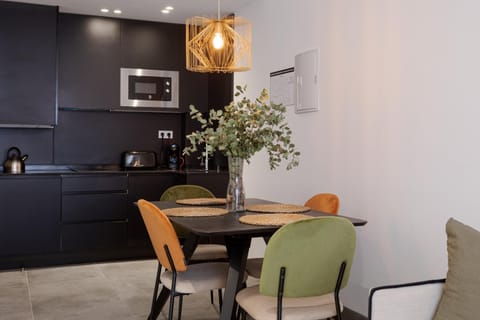 Coffee/tea facilities, Dining area, microwave, toaster, kitchen