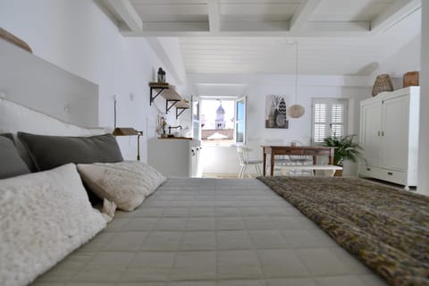 Bed, Kitchen or kitchenette, Seating area, Bedroom, wardrobe