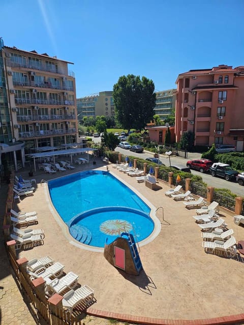 Property building, Restaurant/places to eat, Pool view, Swimming pool, sunbed