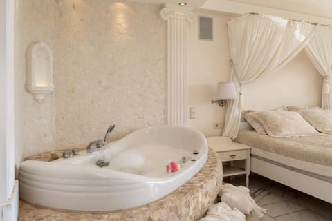 Bed, Hot Tub, Hot Tub, Bath, towels