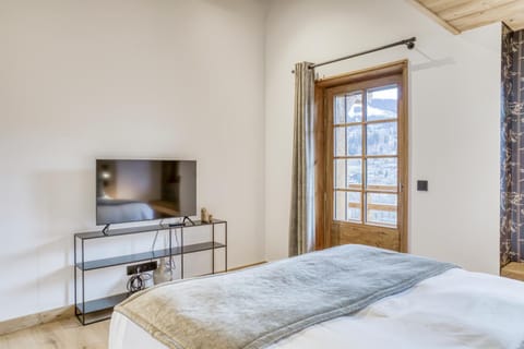 Bed, TV and multimedia, Bedroom, towels