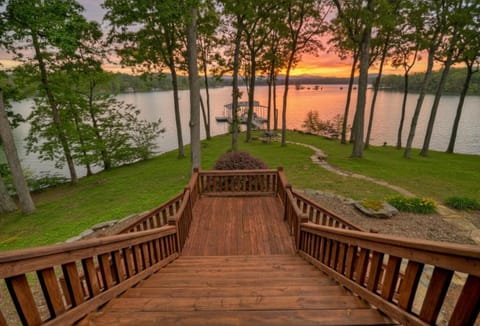 Blue Ridge Lake Retreat House in Blue Ridge Lake