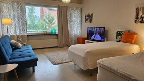 Bed, TV and multimedia, Living room, Photo of the whole room, Seating area
