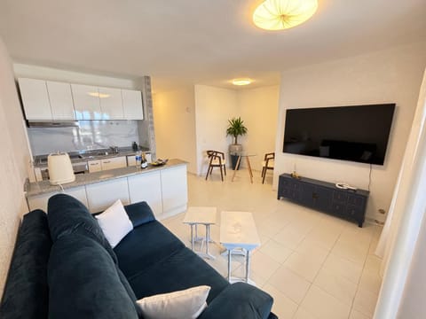 TV and multimedia, Kitchen or kitchenette, Living room, Seating area, Dining area