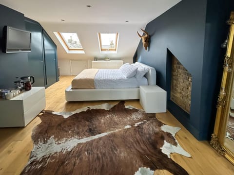 Photo of the whole room, Bedroom