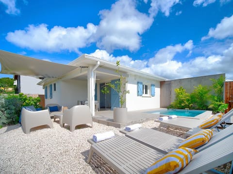 Property building, Patio, Balcony/Terrace, Living room, Pool view, Swimming pool, sunbed