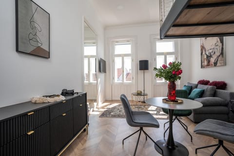 TV and multimedia, Living room, Photo of the whole room, Landmark view, furniture