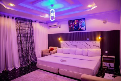 Bed, TV and multimedia, Living room, Photo of the whole room, Seating area, Bedroom, air conditioner