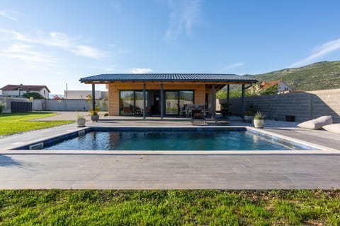 Property building, Mountain view, Pool view, Swimming pool, Swimming pool, sunbed