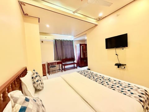 Bed, TV and multimedia, Photo of the whole room, Evening entertainment, Bedroom