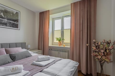 Bedroom, towels