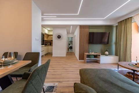 TV and multimedia, Kitchen or kitchenette, Living room, Seating area, Dining area