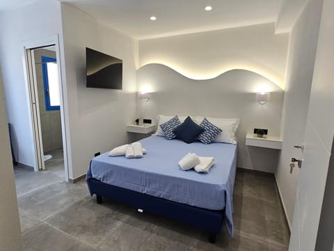 Bed, TV and multimedia, Photo of the whole room, Bedroom, towels