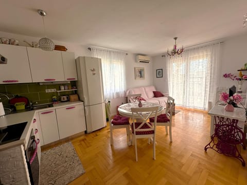 Kitchen or kitchenette, Living room, Dining area, oven, stove