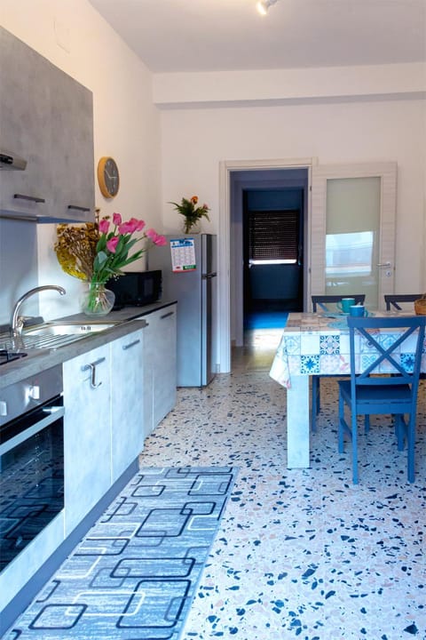 Kitchen or kitchenette, Communal kitchen, kitchen