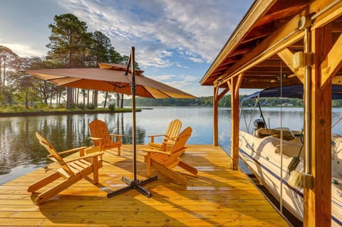 Beautiful Lake Sinclair Retreat with Dock and Deck! House in Milledgeville