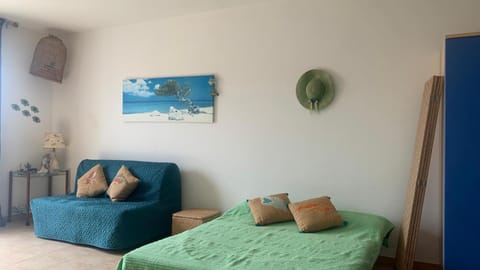 Bed, Seating area