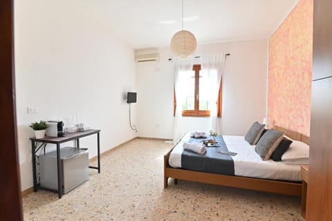 Bed, Living room, Photo of the whole room, Bedroom, air conditioner