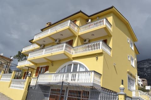 Guest House Morski val Bed and Breakfast in Montenegro