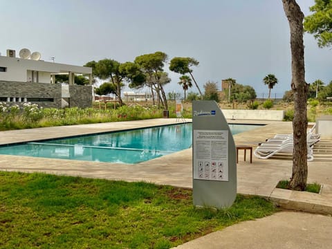 Day, Swimming pool
