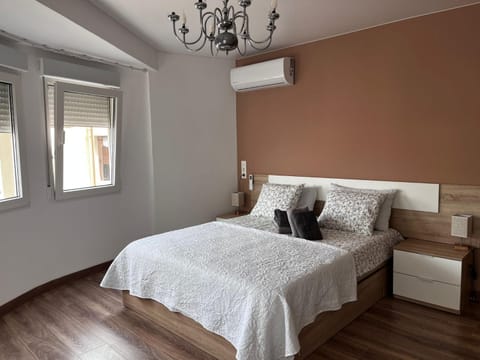 Bed, Photo of the whole room, Bedroom, air conditioner