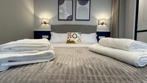 Bed, Bedroom, towels