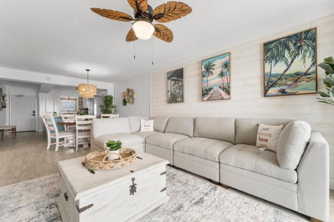 4 Loungers 2 Umbrellas Inlc Peak Season Beachfront Apartment hotel in Lower Grand Lagoon