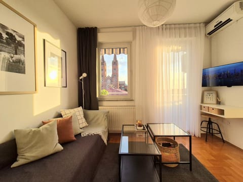 TV and multimedia, Living room, Seating area, air conditioner