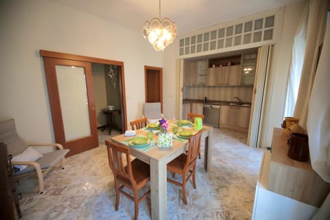 Kitchen or kitchenette, Food and drinks, Dining area, Food, Drinks