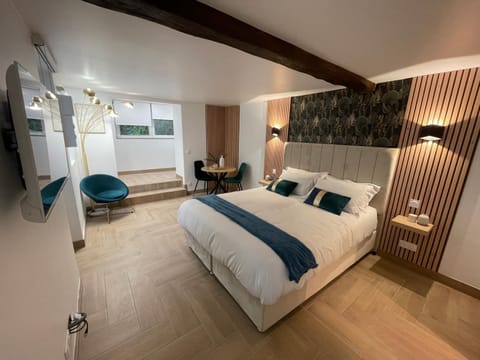 Bed, TV and multimedia, Photo of the whole room, Bedroom, towels, wardrobe