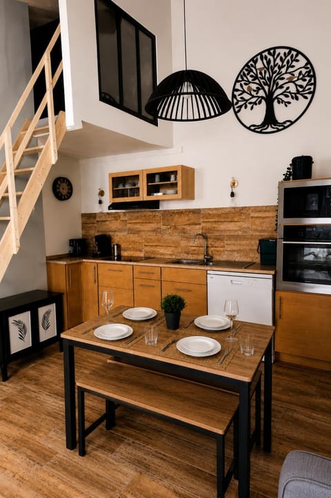 Kitchen or kitchenette, Dining area, oven, stove