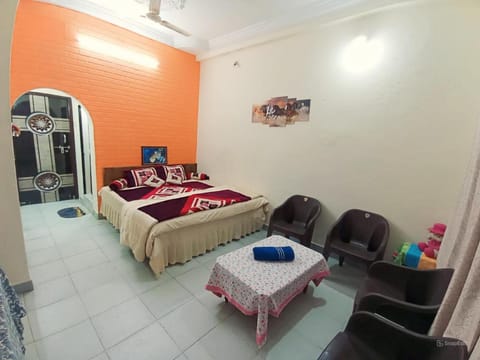 Living room, Seating area, Bedroom, towels