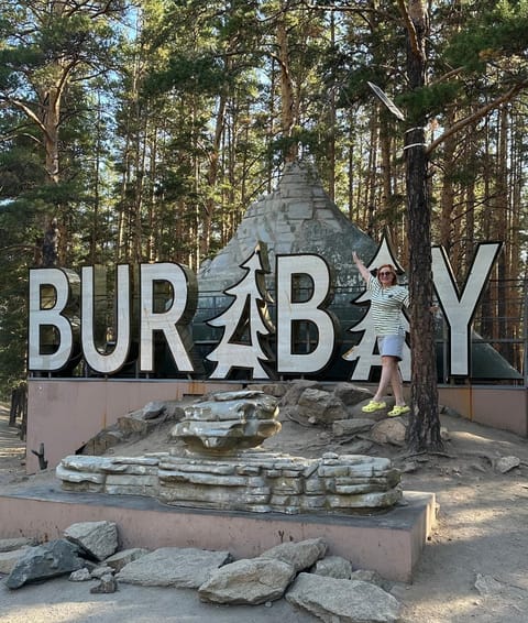 Nearby landmark, Natural landscape, Logo/Certificate/Sign, Text overlay, Street view